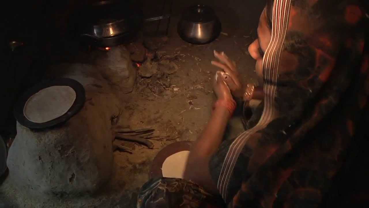सेंकनी है मुझको ज़िन्दगी की रोटी।