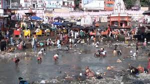 चल आज गंगा स्नान कर लें